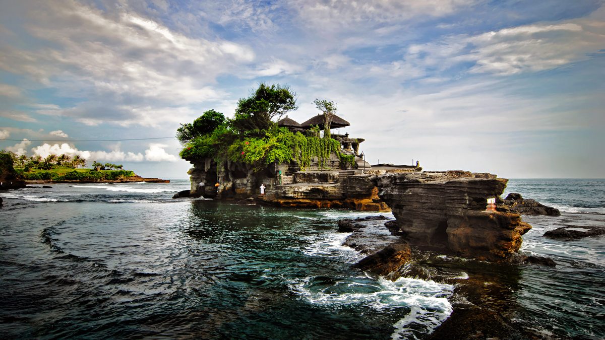 Travel Guide to Tanah Lot Temple: Exploring Bali's Iconic Sea Temple