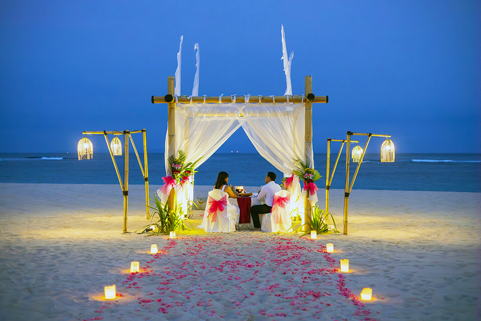 Bali Couple Holidays Romantic Dinner by the Beach in Our Honeymoon Package for Australian Market.