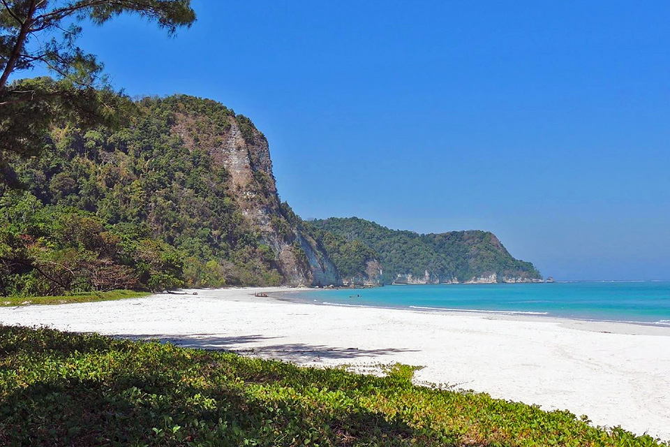 East Sumba Tours - Tarimbang Beach