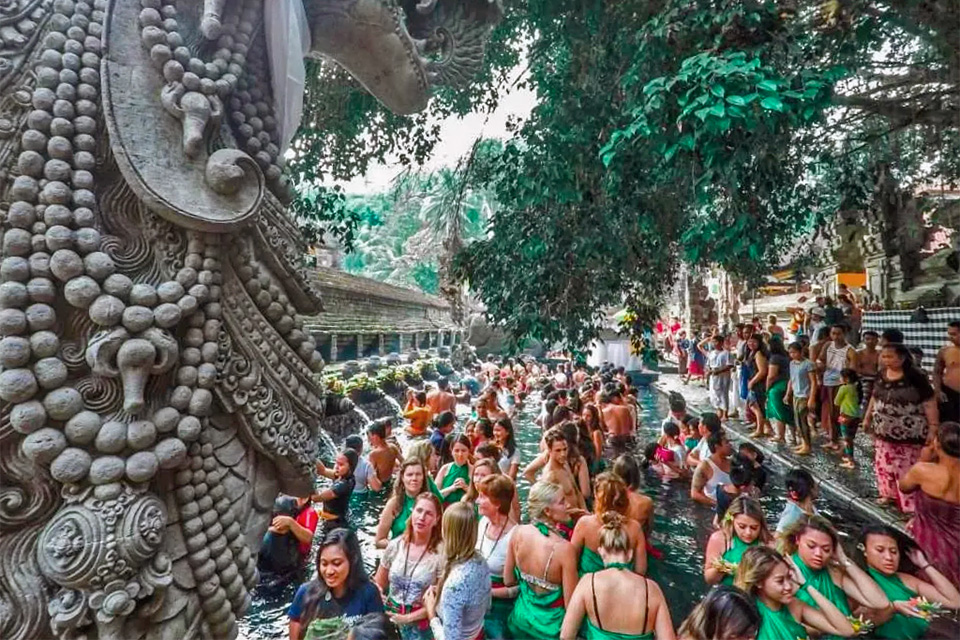 Ubud 3 Day Itinerary Nature Culture Adventure - Foreigners in Temple