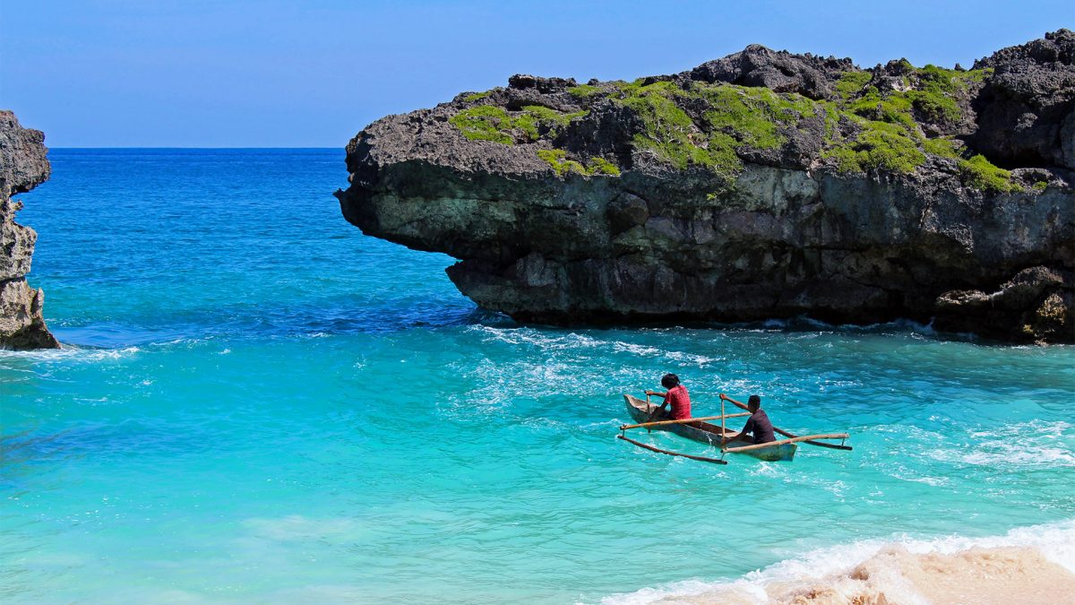 Mandorak Visitors Guide to Sumba Beach on the East Coast - Fishermen Going Off the Shore