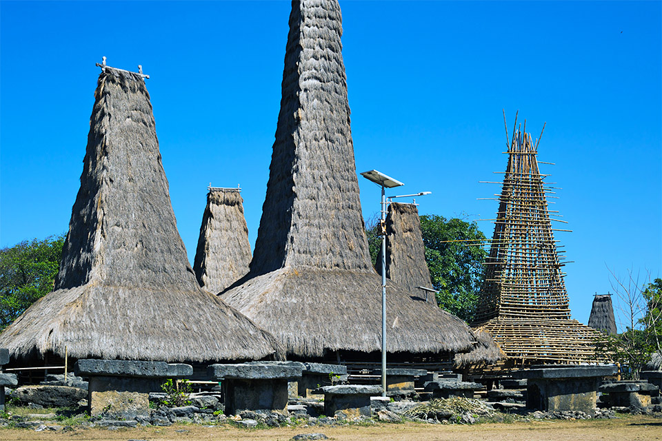 Ratenggaro Guide Soaring Roof