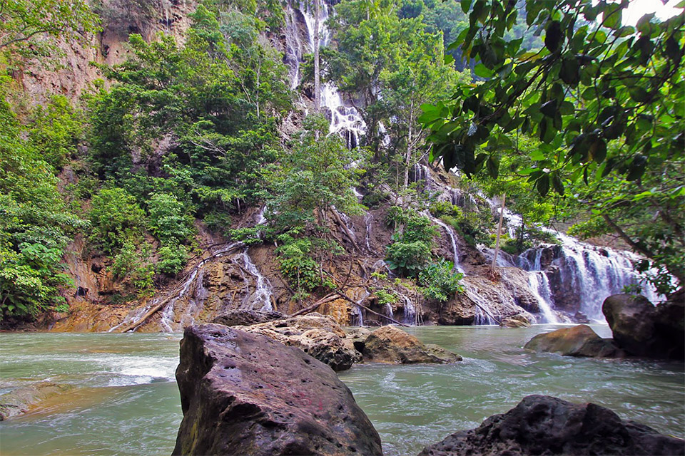 Lapopu Sumba Waterfall Tour and Package