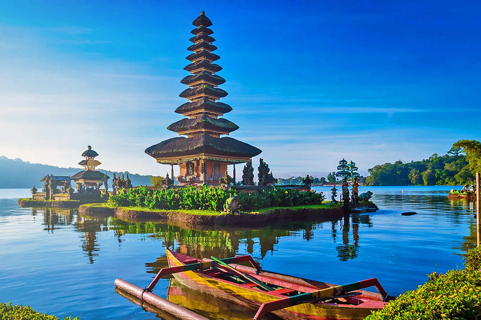 Bali Cultural Tour Guide Visiting Pura Ulun Danu Beratan